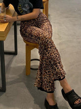 Pantalones anchos con corte acampanado y estampado de leopardo